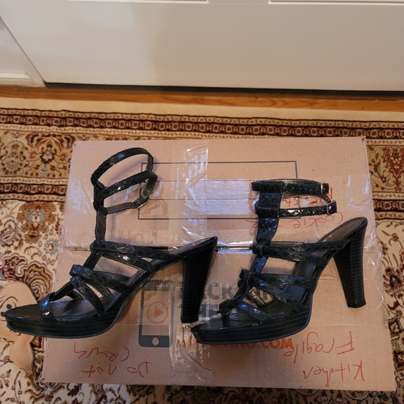 $7⭐️ Fergie Black Gladiator Sandals - Picture 3 of 8
